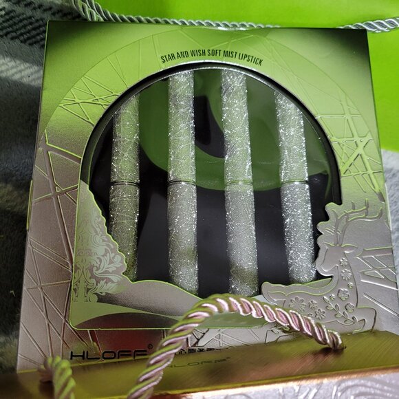 SSS-NIB Silver Sparkle 4 Red Lipstick Sticks With Cover-In Gift Box - Picture 2 of 3